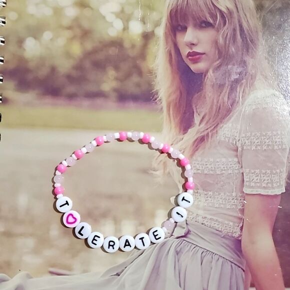 Taylor Swift Friendship Bracelet - Picture 1 of 2